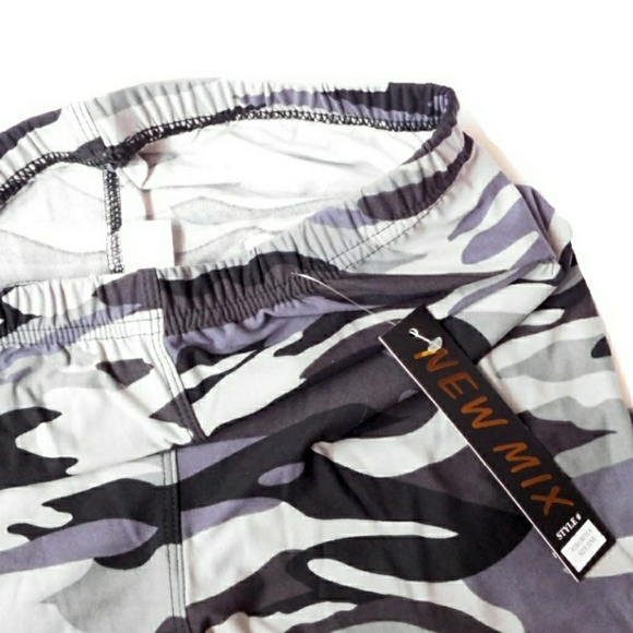 NWT - ULTRA MILKY SOFT GRAY CAMO CAPRI LEGGINGS - Picture 6 of 7